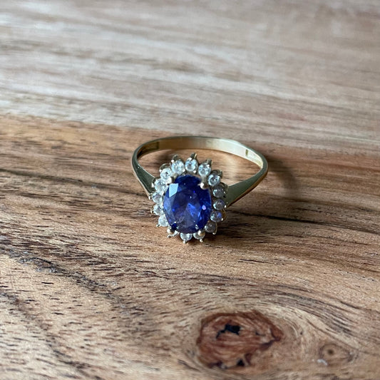 14 karaats ring met blauwe saffier & diamanten