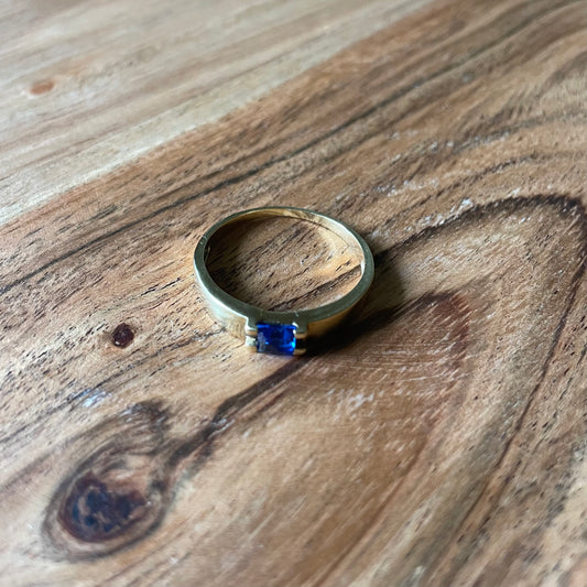 9 karaats ring blauwe saffier