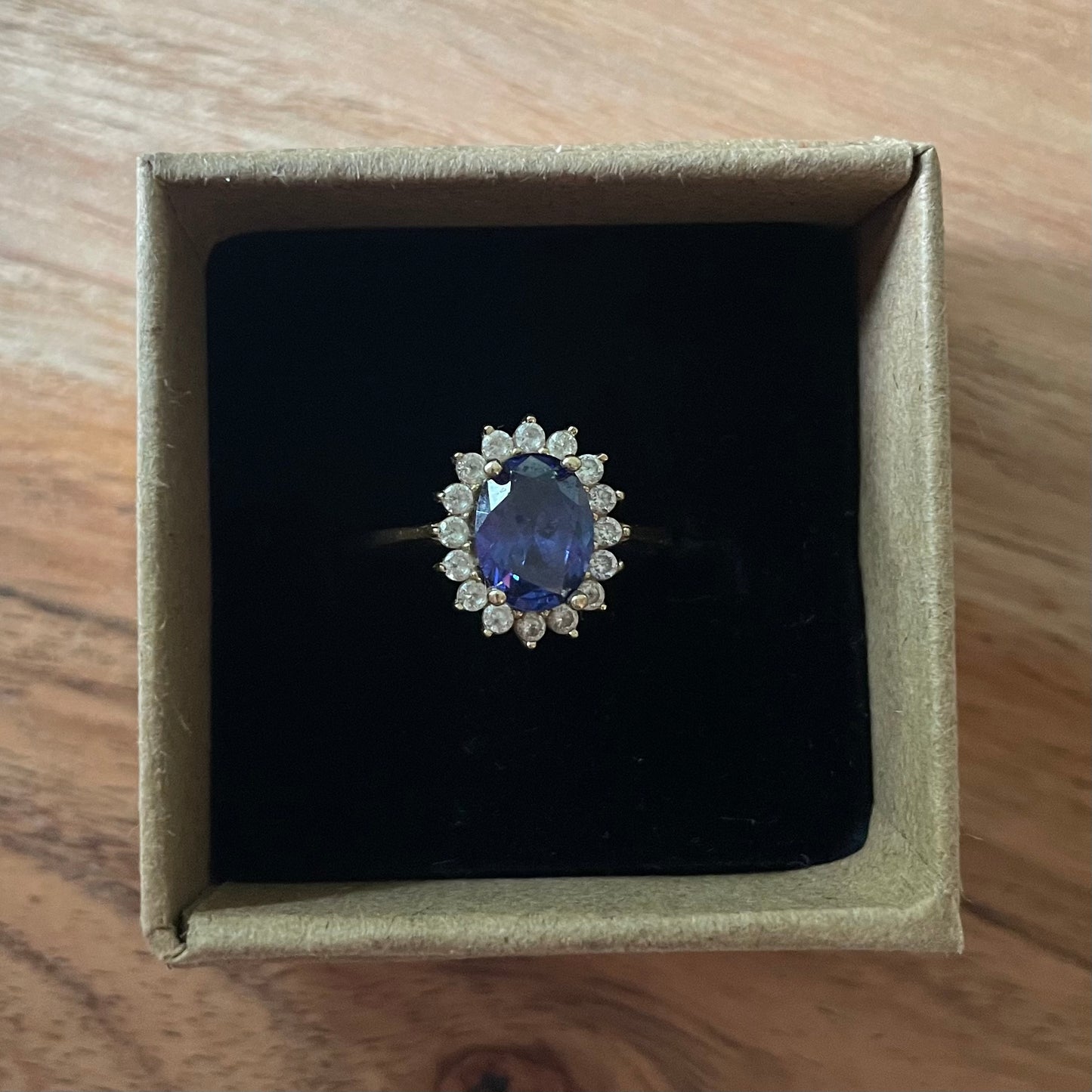 14 karaats ring met blauwe saffier & diamanten