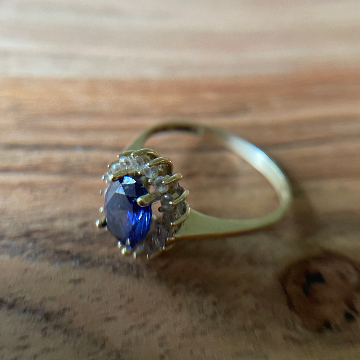 14 karaats ring met blauwe saffier & diamanten