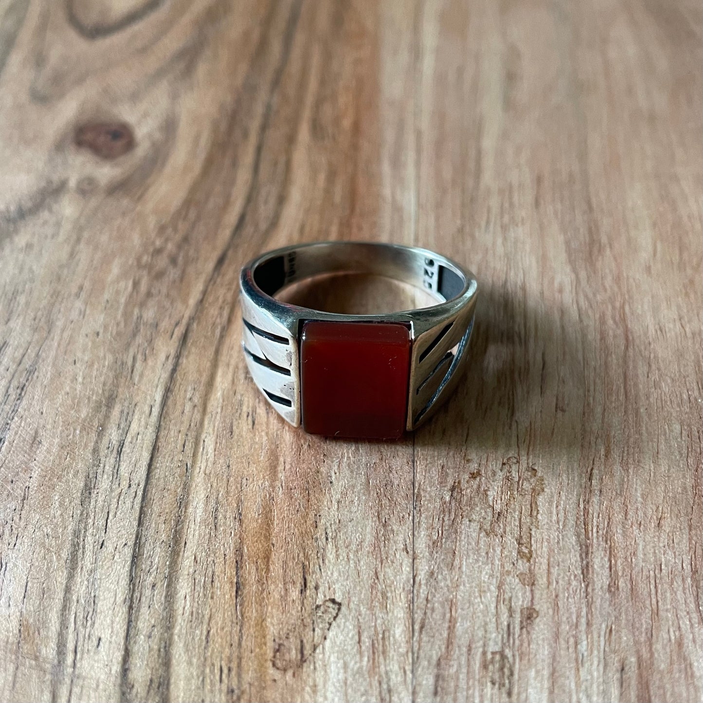 925 ring met rode edelsteen